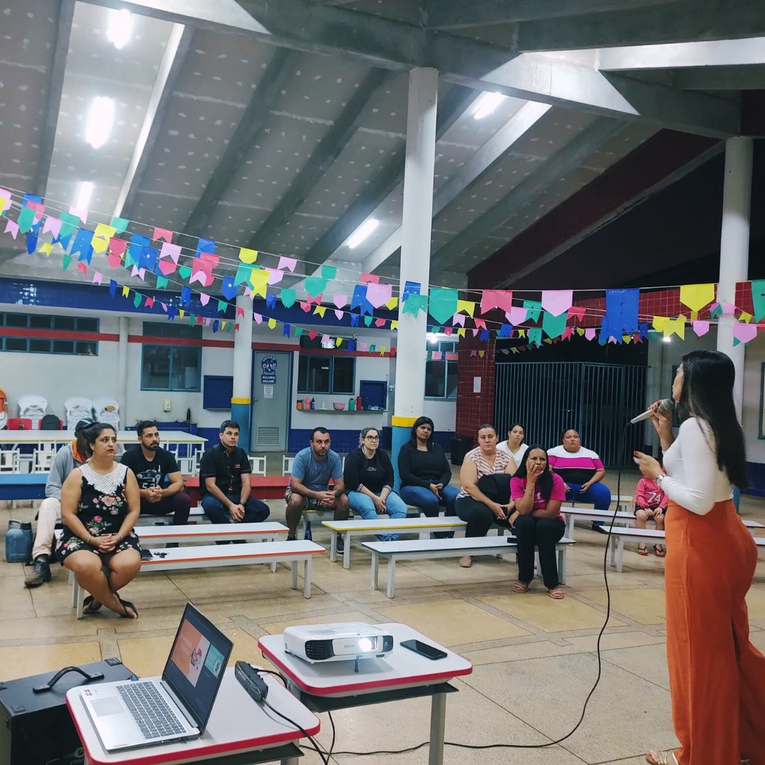 REUNIÃO SOBRE ORIENTAÇÃO PARENTAL NO CEMEI