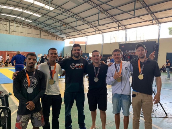 Equipes Jiu-Jitsu de Guapé conquistam medalha de ouro.