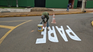 A Prefeitura Municipal está realizando pinturas nas vias públicas para melhor tráfego de veículos e da população